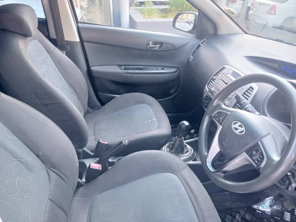 2011 HYUNDAI i20 1.6 HATCHBACK  Transmission: Manual  Mileage: Fueltype: Petrol  Grey