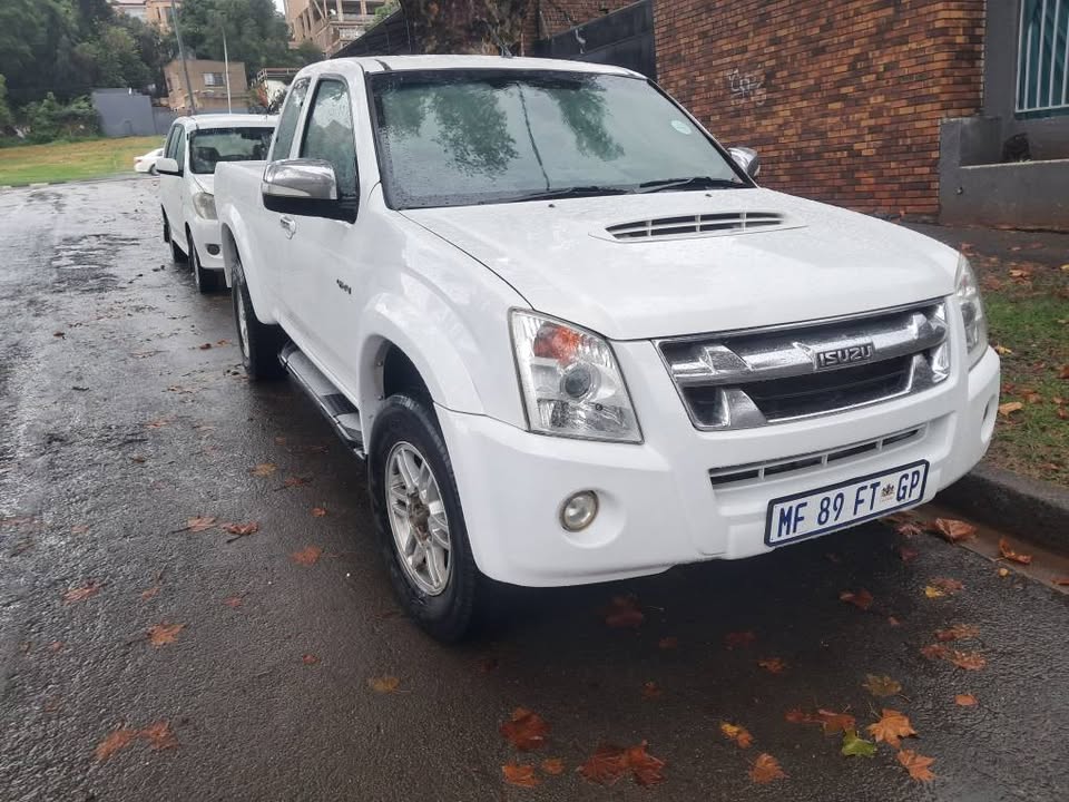 Isuzu KB 300 4x4 Club Cab Bakkie 2010
