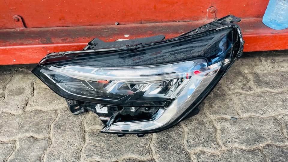 Renault Clio V  5 LED headlight - Private Seller