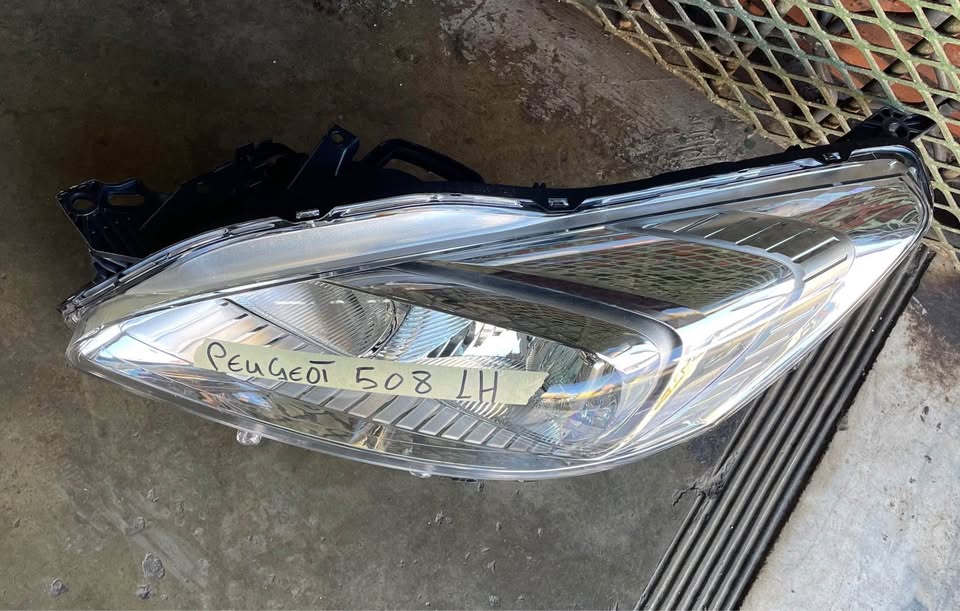 Peugeot 508 headlight Leftside - Private Seller Peugeot 508 headlight Leftside - Private Seller