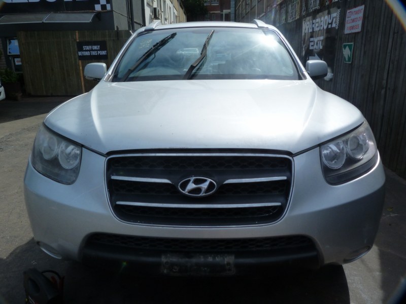 Hyundai Santa Fe R2.2 CRDi GLS 4X4 AT Silver - 2010 STRIPPING FOR SPARES - Private Seller Hyundai Santa Fe R2.2 CRDi GLS 4X4 AT Silver - 2010 STRIPPING FOR SPARES - Private Seller