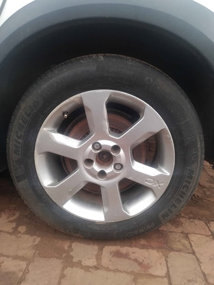 17" TYRE AND RIM VOLVO XC70 2009 FOR SALE DELIVERY AVAILABLE COUNTRY WIDE - Private Seller