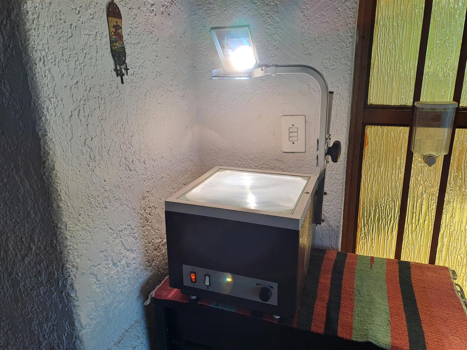 Overhead Projector. Complete. Working 100%. As good as new. I am in Orange Grove