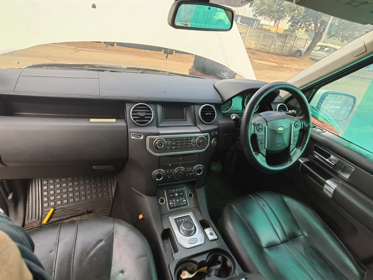 Stripping for spares – Land Rover Discovery 4 3.0 SDV6 Diesel Automatic 2013