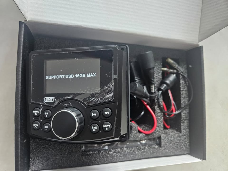 GME Marine / Boat Dash Radio. New and unused. AM/ FM, BT, USB. 4 x 40 watt output
