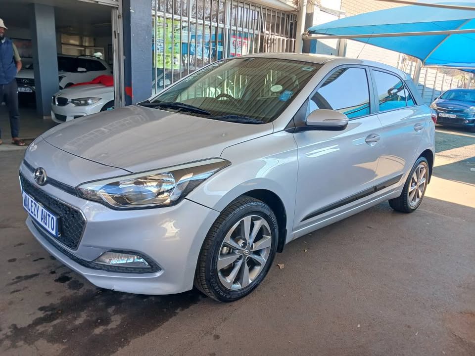 2017 HYUNDAI i20 1.4 FLUID Transmission: Automatic Mileage: 75000km Fueltype: Petrol Silver