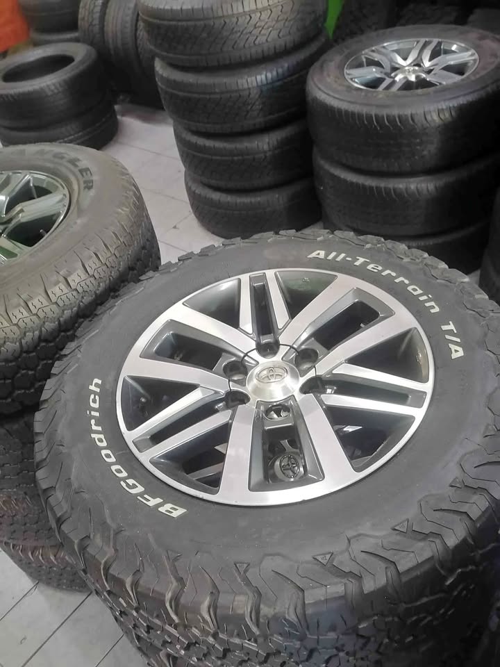 Toyota Hilux Dakar GD6 18" Mag Rims (WITH USED TYRES)