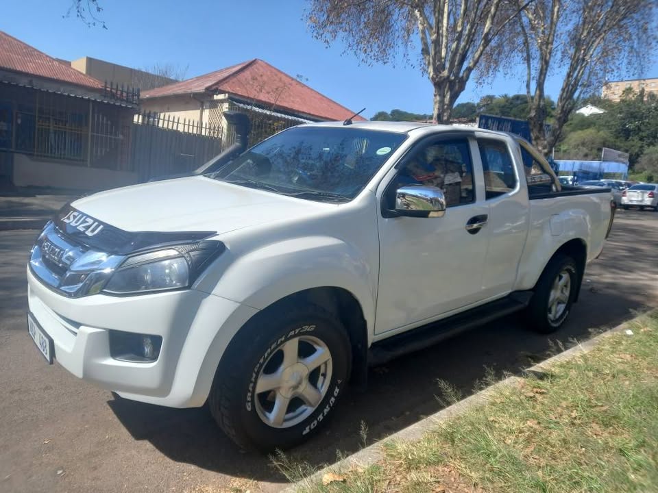 2017 ISUZU KB300 DTEQ SUPER CAB, DIESEL, AUTOMATIC, WHITE, LEATHER SEATS,