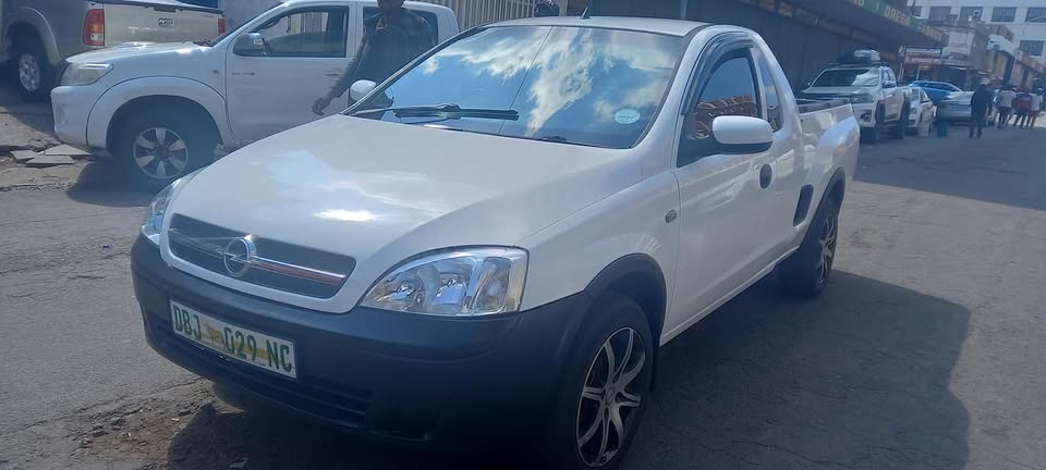 2009 CHEVROLET CORSA BAKKIE 1.4 PETROL, MANUAL TRANSMISSION, WHITE COLOUR, 82000KM