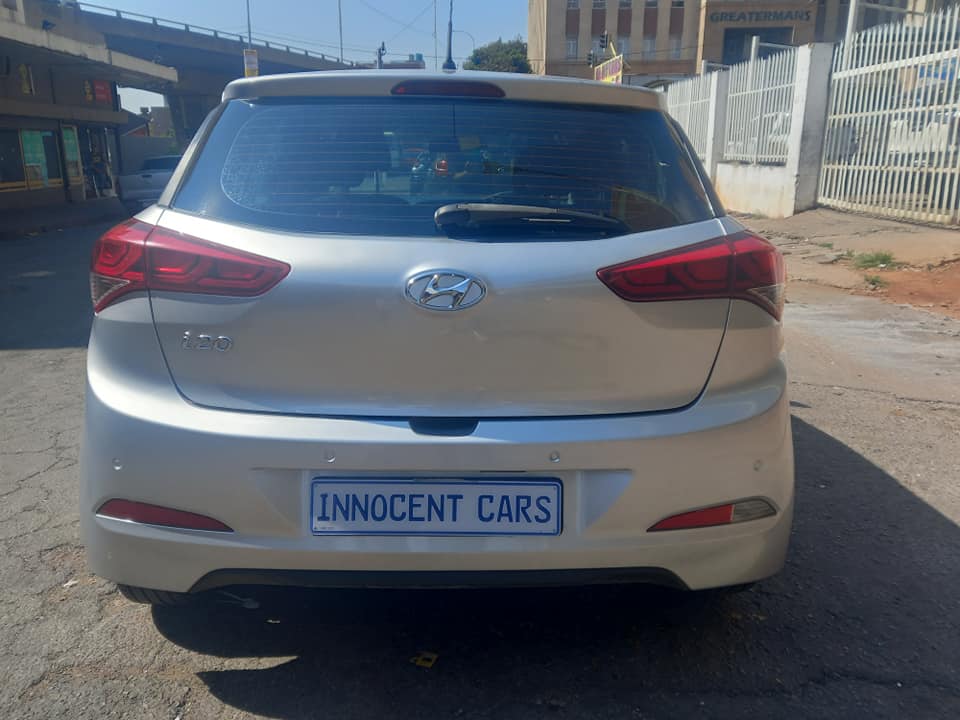 2015 HYUNDAI i20 GRAND 1.4 PETROL, MANUAL TRANSMISSION,  SILVER COLOUR