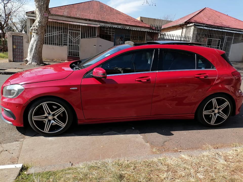 2015 MERCEDES BENZ A250AMG LINE AUTOMATIC WITH SUN ROOF AND REVERSE SENSORS