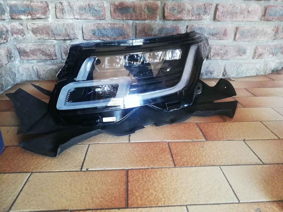 Range rover vogue left headlight 2020 - Private Seller