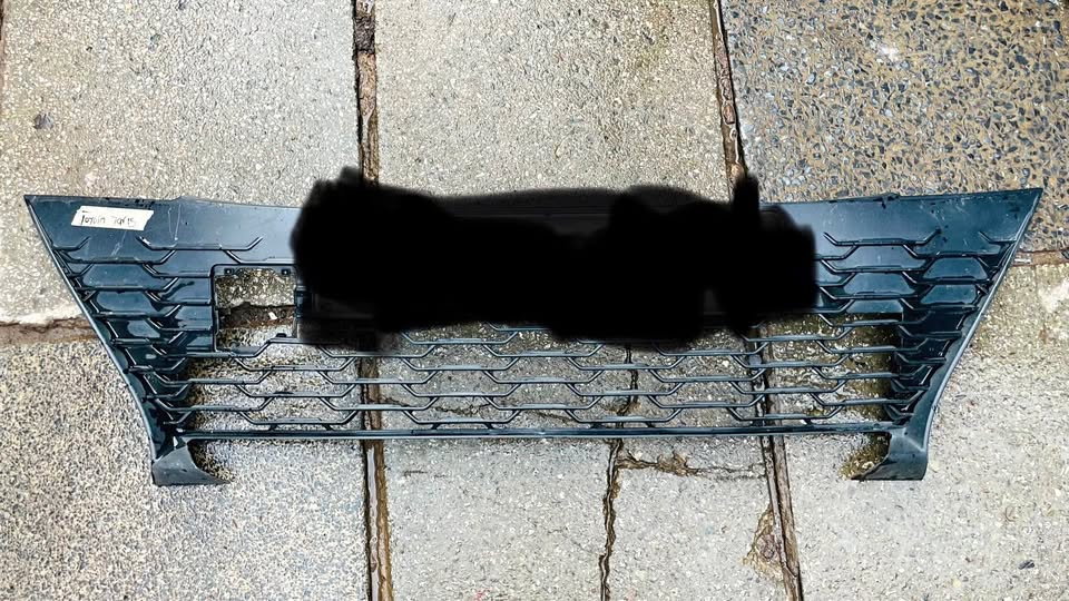 Toyota Yaris Front Bumper Centre Lower Grill - Private Seller Toyota Yaris Front Bumper Centre Lower Grill - Private Seller