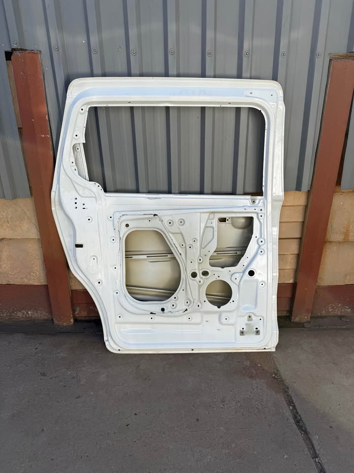 Kia Carnival Left Rear Sliding Door - Private Seller Kia Carnival Left Rear Sliding Door - Private Seller