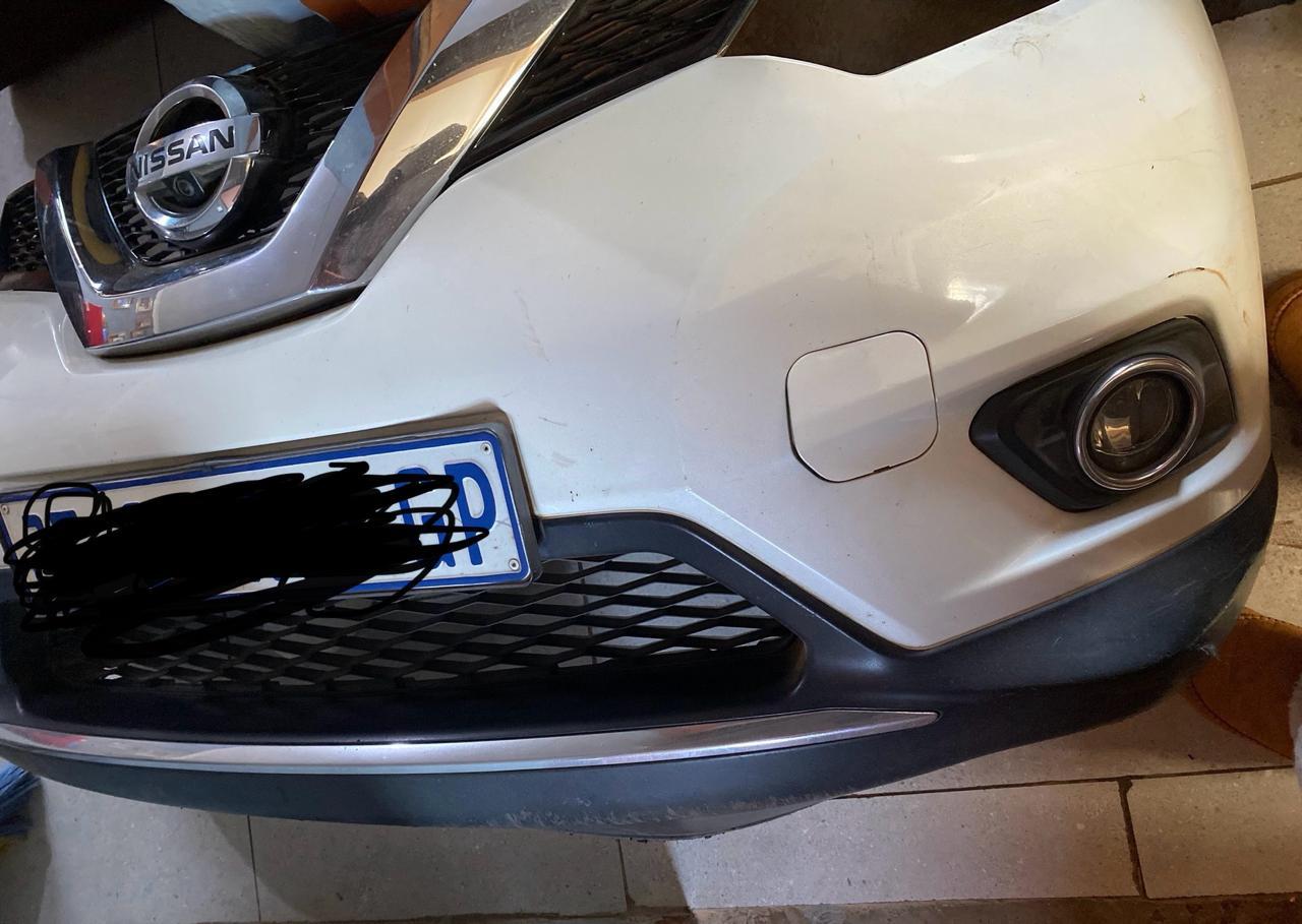2016 Nissan X-trail bumper and headlight.