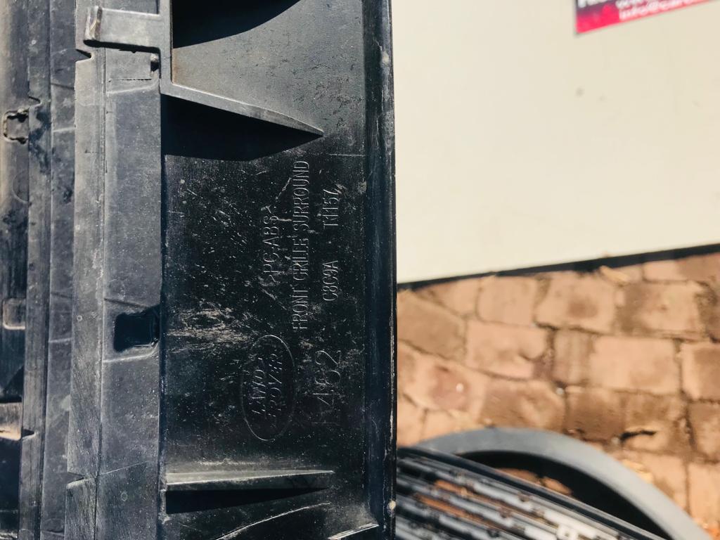 Land Rover Discovery 5 front bumper upper grill - Private Seller Land Rover Discovery 5 front bumper upper grill - Private Seller