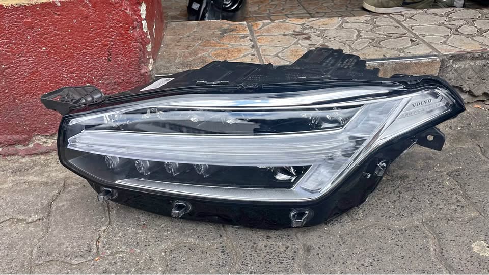 Volvo XC90 LED HEADLIGHT 2015/24 - Private Seller Volvo XC90 LED HEADLIGHT 2015/24 - Private Seller