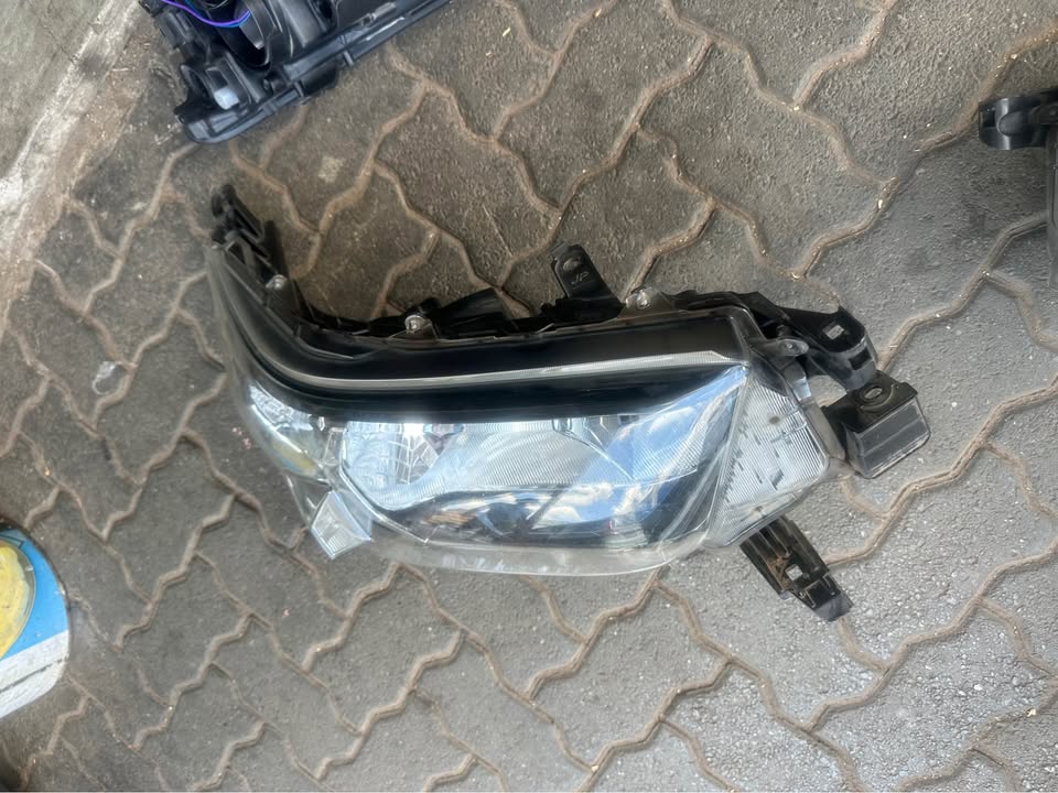 Toyota Hilux new shape left and right headlight - Private Seller Toyota Hilux new shape left and right headlight - Private Seller