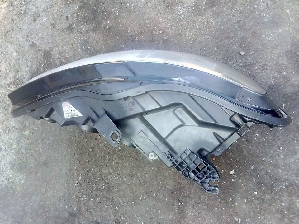AUDI A5 RIGHT SIDE HEADLIGHT - Private Seller AUDI A5 RIGHT SIDE HEADLIGHT - Private Seller