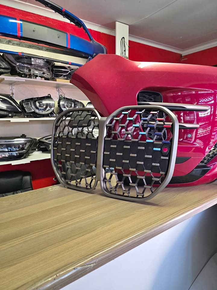 2023 BMW 4 SERIES M440I FRONT MAIN GRILL BLACK WITH TRI COLOUR (CAMERA WHOLE) - Private Seller 2023 BMW 4 SERIES M440I FRONT MAIN GRILL BLACK WITH TRI COLOUR (CAMERA WHOLE) - Private Seller