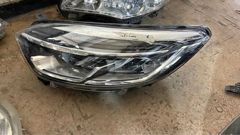 Renault Captur LED headlight - Private Seller Renault Captur LED headlight - Private Seller