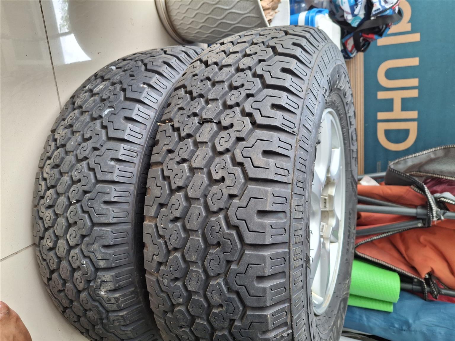 4 Tyres and rims, 255/70R15 Dunlop SP Trackgrip 4X4. Rims : Isuzu go big
