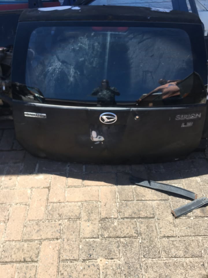 2007 daihatsu sirion tailgate