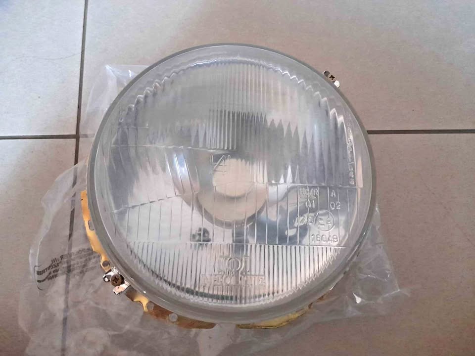 VW GOLF  1 BRAND NEW OUTER HEADLIGHTS FORSALE PRICE