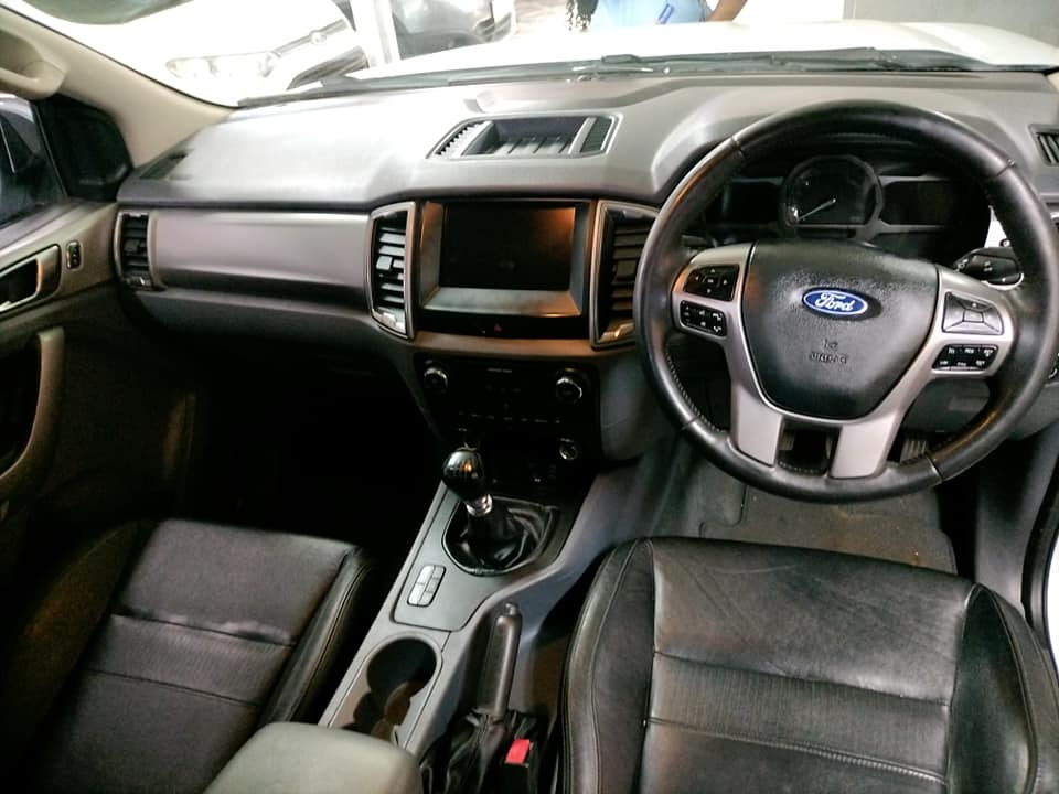 2016 Ford Ranger 3.2 XLT, Double cab Manual, 4x2 White color Leather seats Reverse camera Reverse s