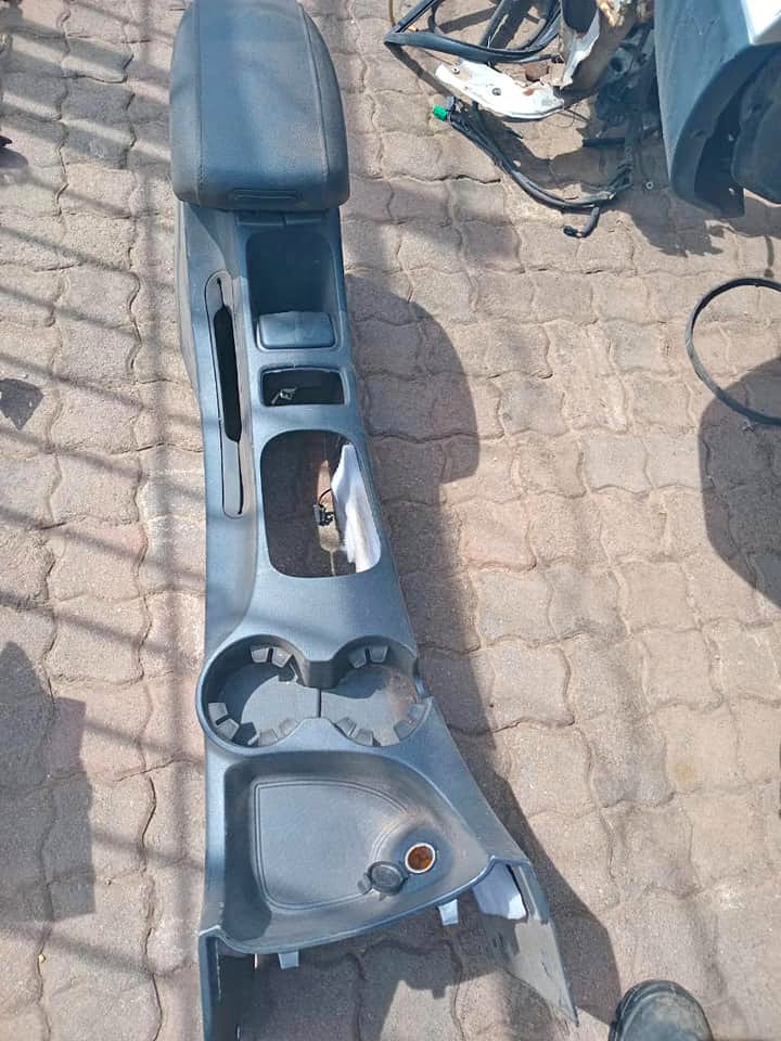 2010 Kia Sportage Dashboard Centre Console And Auto Gearlever With Cabels For Sale - Private Seller