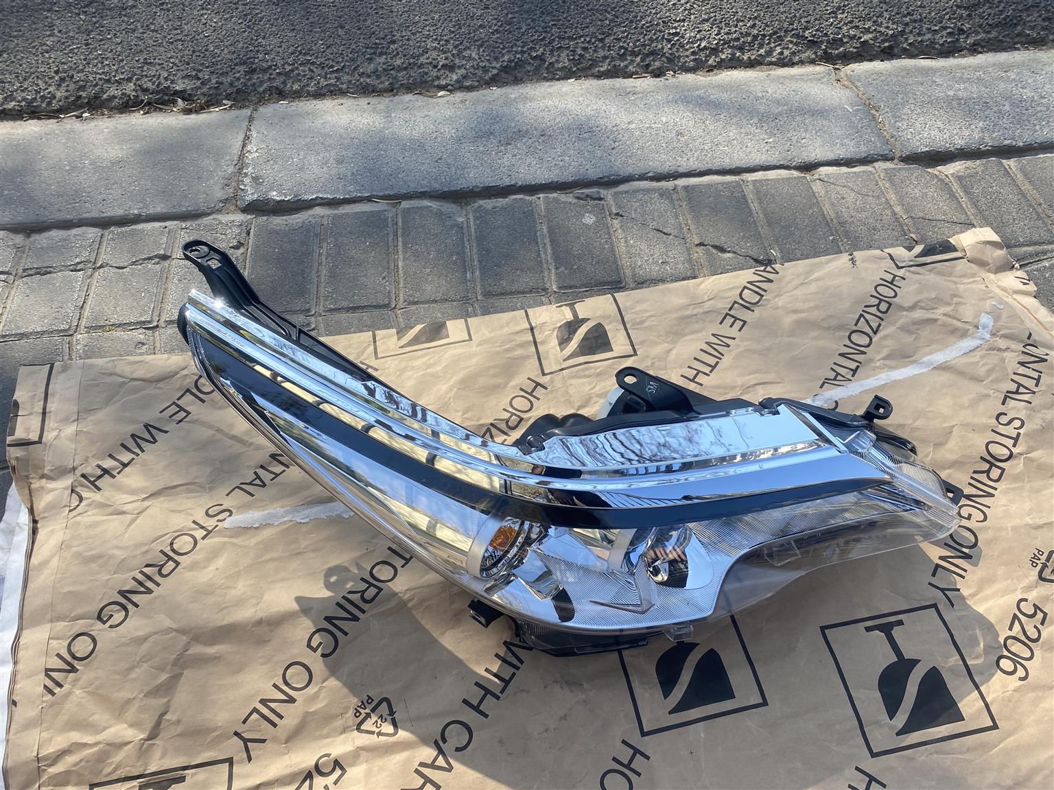 2018 TOYOTA FORTUNER GD-6 HALOGEN HEADLIGHT RIGHT SIDE FOR SALE