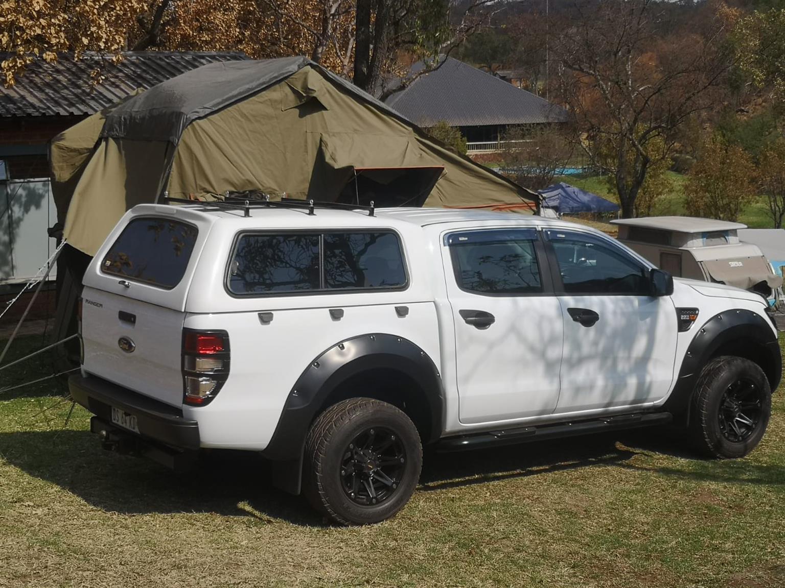 Ford Ranger DC canopy includes roof rack - Private Seller