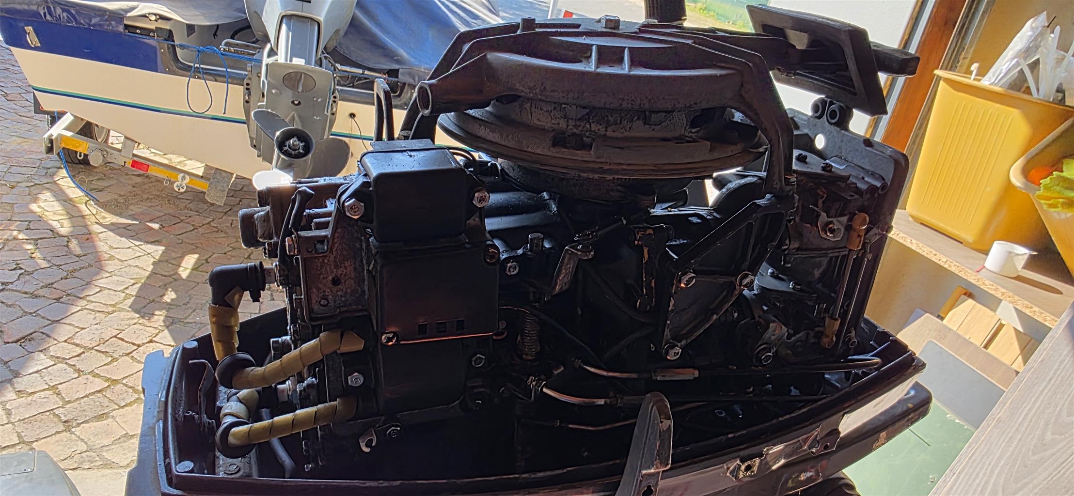 40hp Mariner. 2 stroke. 2 Cylinder. Pull start. Outboard motor