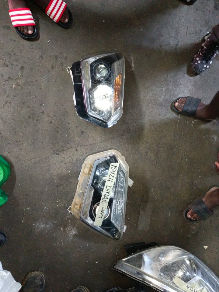 Isuzu D-Max Right and left Headlight - Private Seller Isuzu D-Max Right and left Headlight - Private Seller