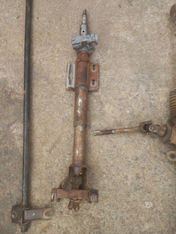 MAZDA B3 323 1.3 B3/FORD BANTAM  STEERING RACK AND COLUMN - Private Seller