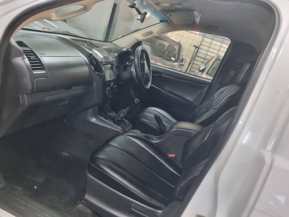 2015 Isuzu KB250Dmax 4x2, Single-Cab High Rider Mechanically Perfect with Canopy,
