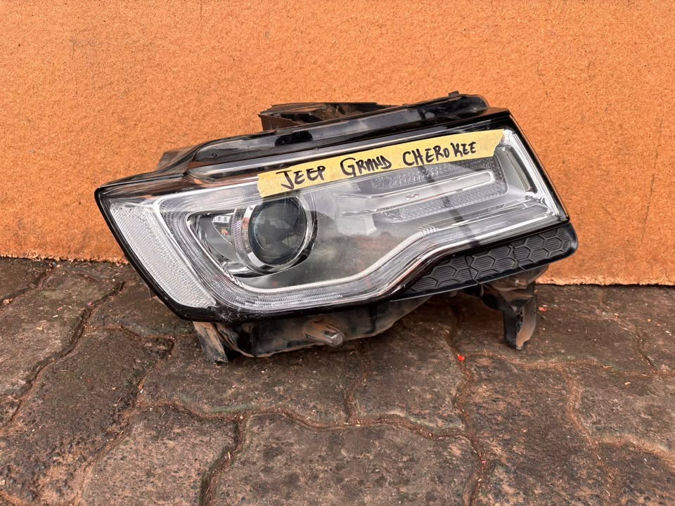 Jeep Grand Cherokee Headlight - Private Seller Jeep Grand Cherokee Headlight - Private Seller