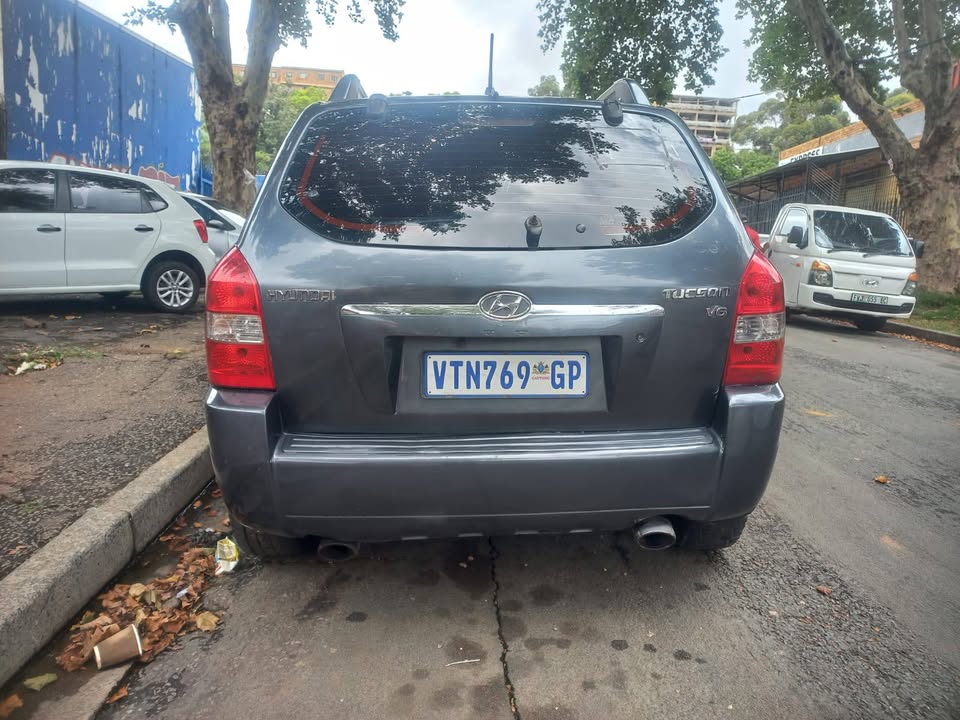 2009 HYUNDAI TUCSON 2.0 V6 Petrol,  Automatic. Call Inno . Grey Color, Mileage 150000kms,