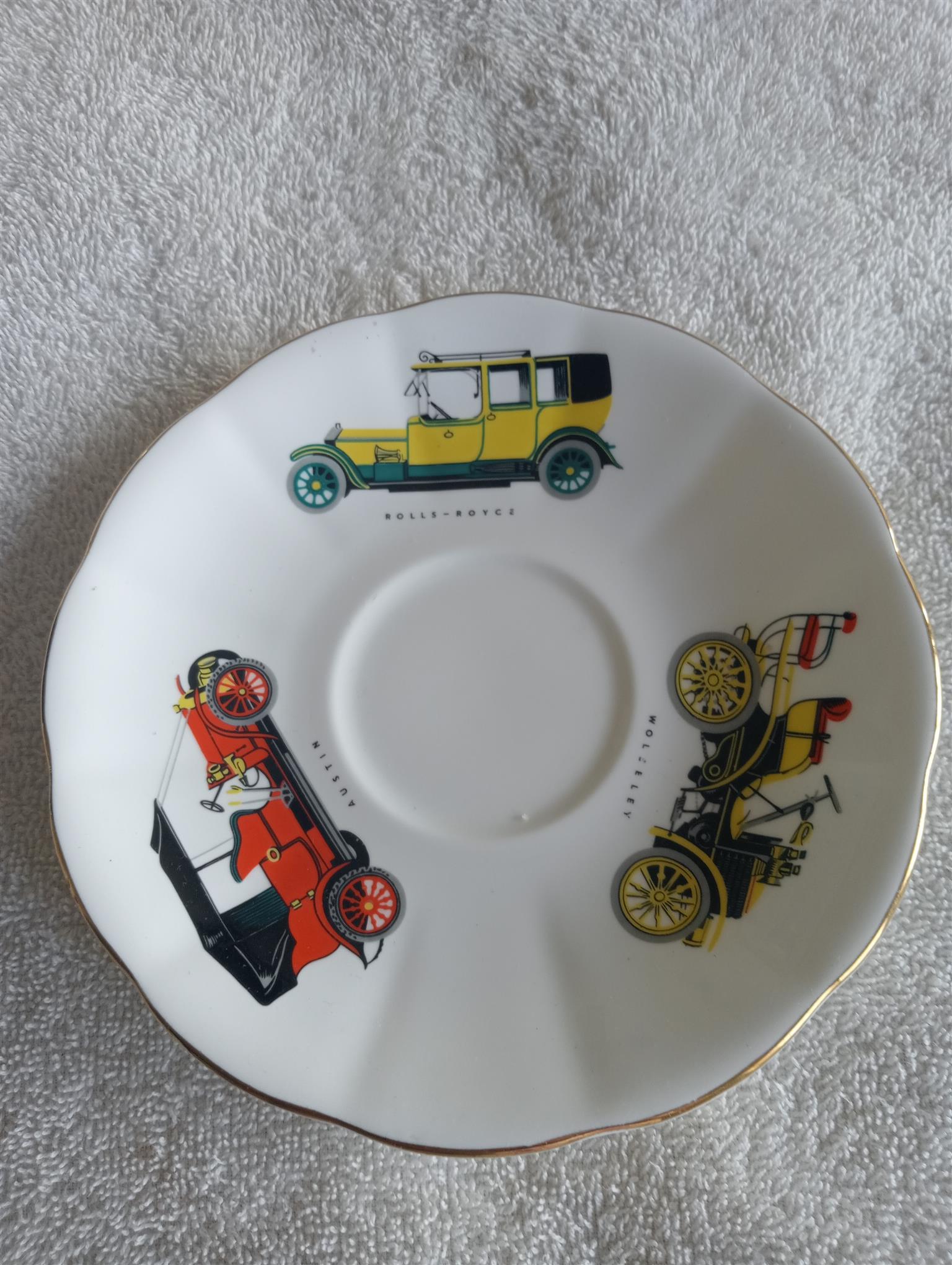 1x Royal Albert saucer 1x Royal Albert saucer