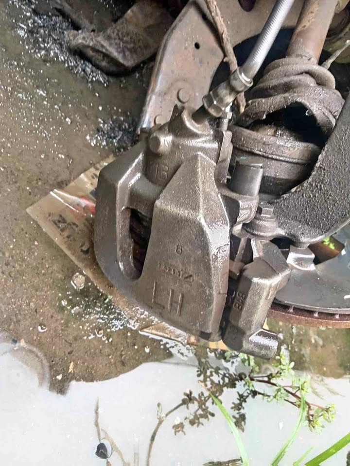 Volvo S40 2.0 2007 left front caliper