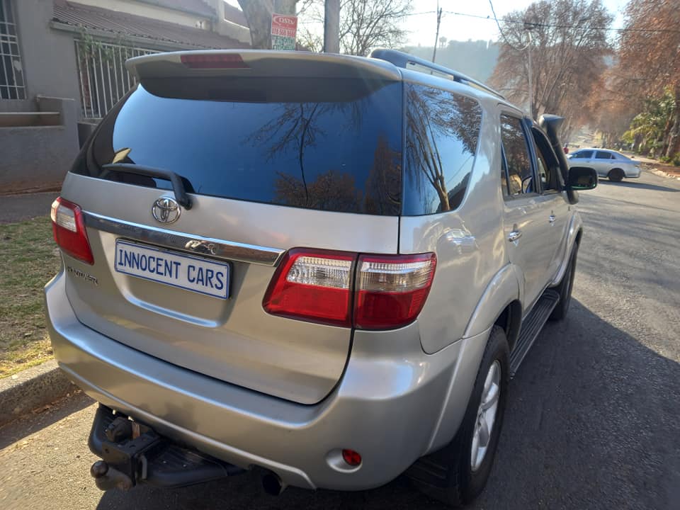 2011 TOYOTA FORTUNER 3.0 D4D DIESEL ENGINE, MANUAL 4X4, SILVER COLOR