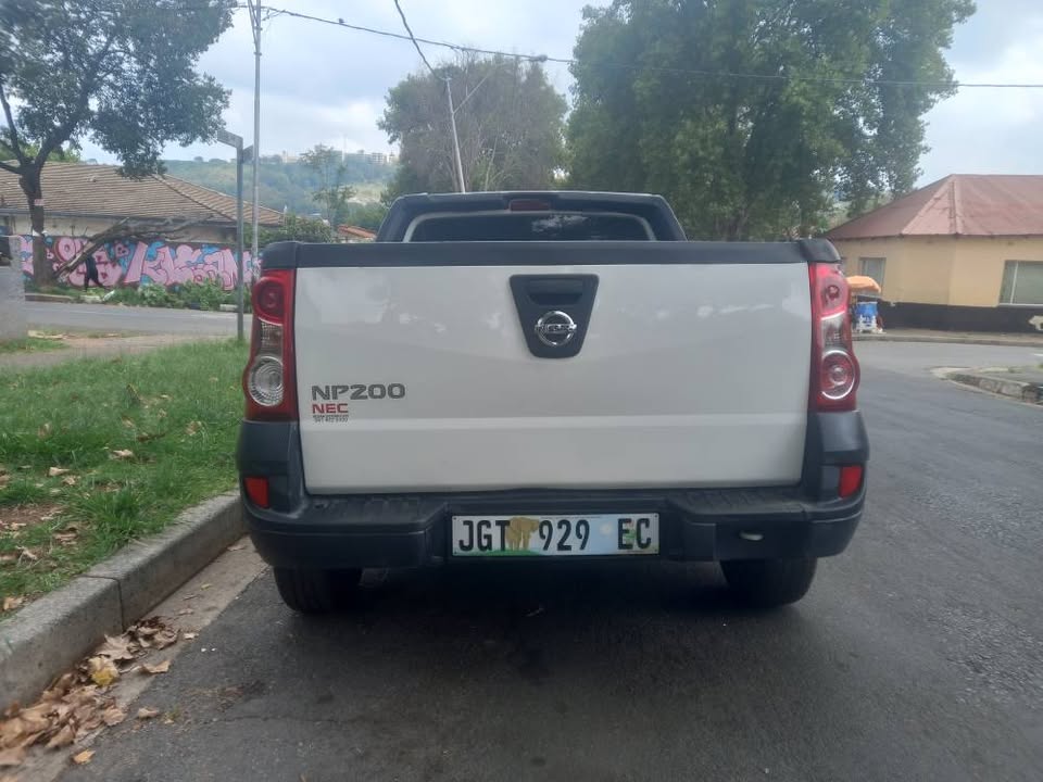 Clean NEAT 2018 Nissan Np200 1.6 Petrol, Manual, White Color, 90000kms