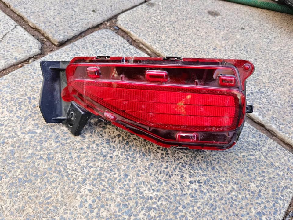 Toyota Fortuner Rear Bumper Reflector 2016/19 - Private Seller Toyota Fortuner Rear Bumper Reflector 2016/19 - Private Seller