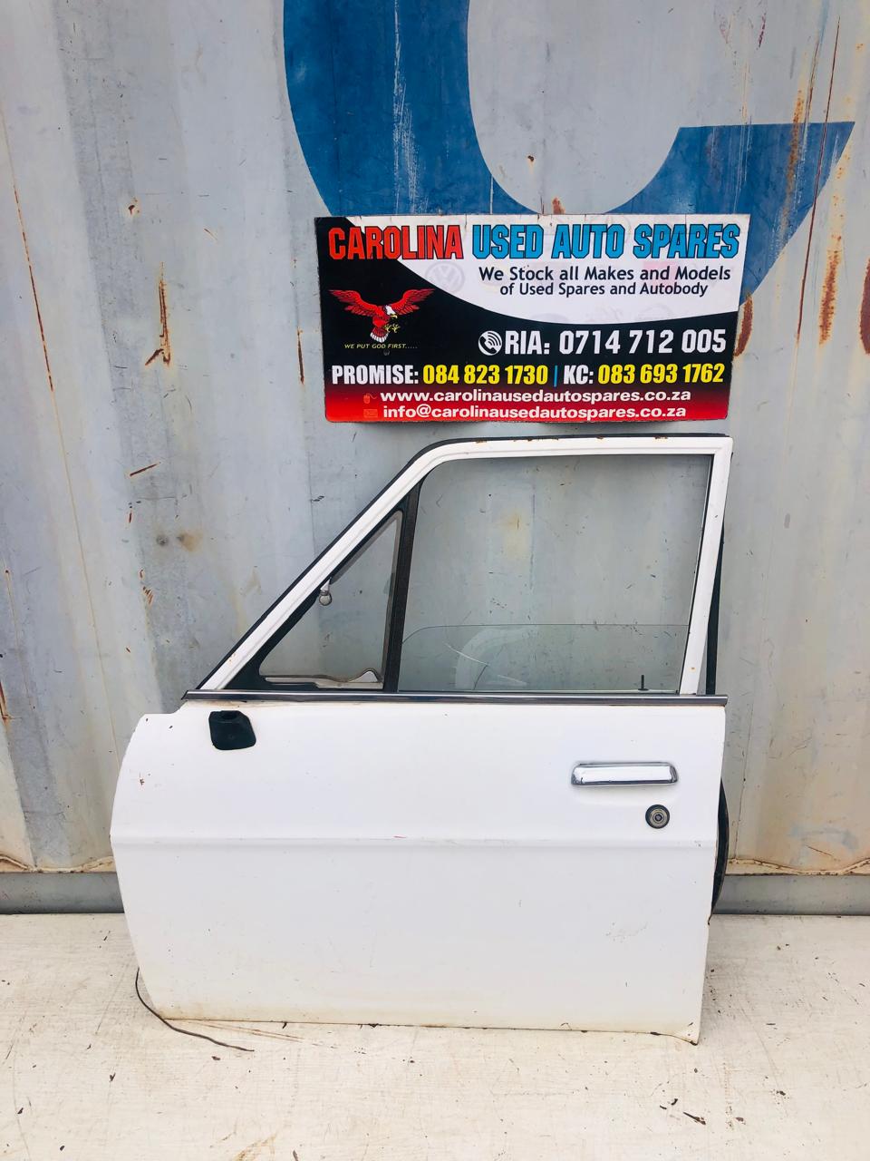 売り切れ！ Used Nissan 1400 complete left side front door (1999) for sale in