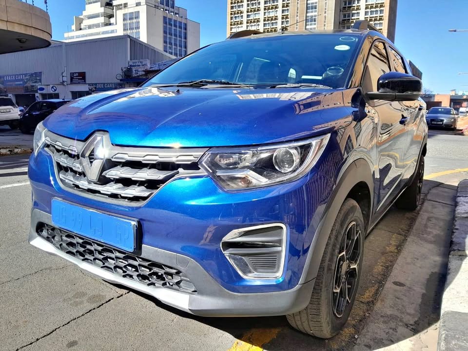 2021 Renault Triber 1.0 spot