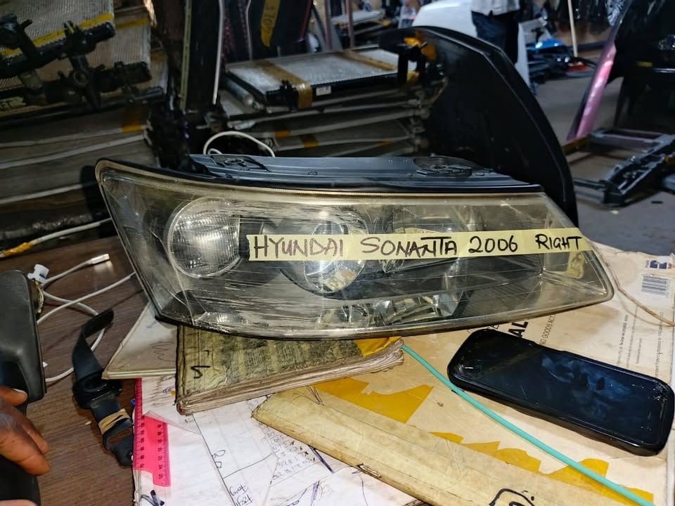 Hyundai sonanta 2006 right Headlight - Private Seller Hyundai sonanta 2006 right Headlight - Private Seller