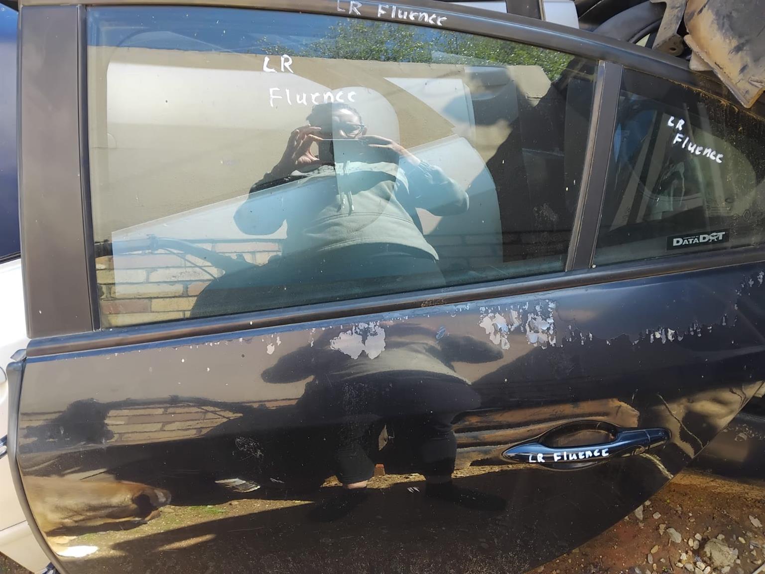 RENAULT FLUENCE LR DOOR COMPLETE - Private Seller