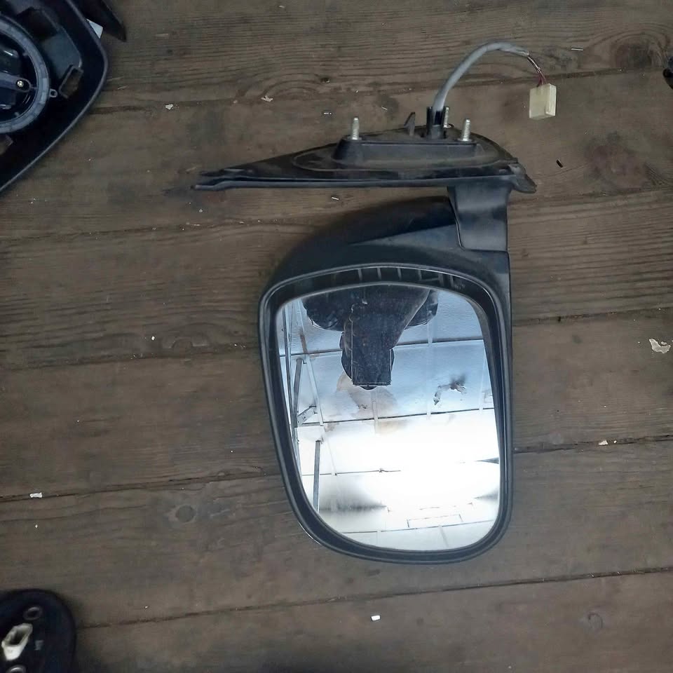 TOYOTA HILUX SIDE MIRROR LEFT SIDE 2005 to 2011 MODEL - Private Seller TOYOTA HILUX SIDE MIRROR LEFT SIDE 2005 to 2011 MODEL - Private Seller