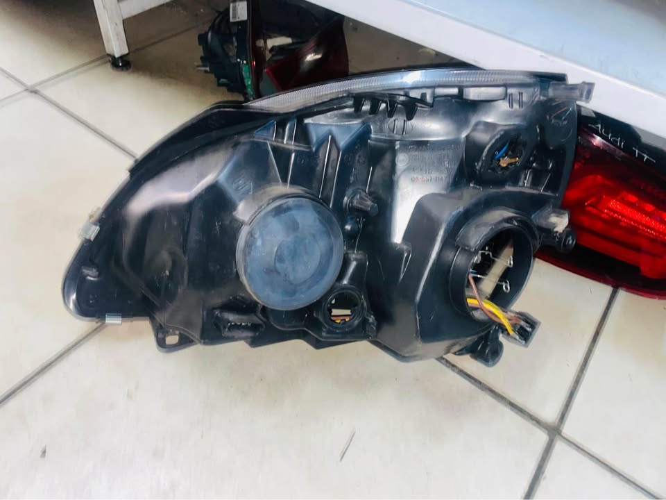 Renault Clio 2 headlight - Private Seller Renault Clio 2 headlight - Private Seller