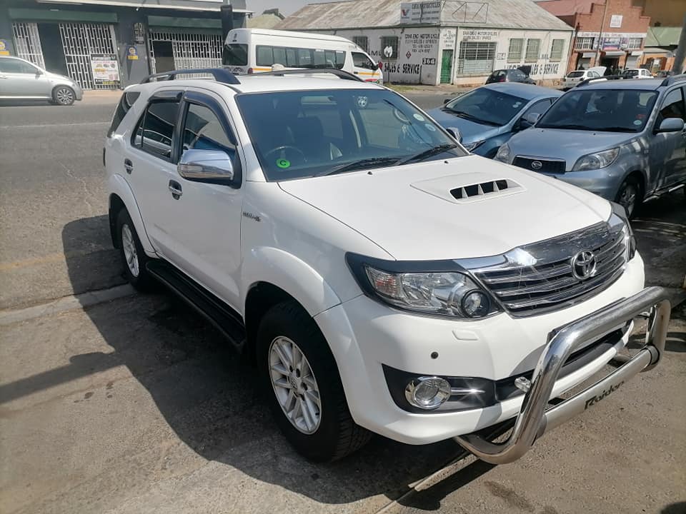 2014 Toyota Fortuner 3.0 D4D 4x2 seven seater with a leather seat Automatic
